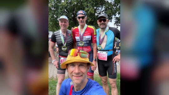 Stolz präsentiert Lauffreunde Trainer Philipp Saam (vorne) im Ziel seine drei Altersklassen-Athleten (von links) Stefan Linn, He