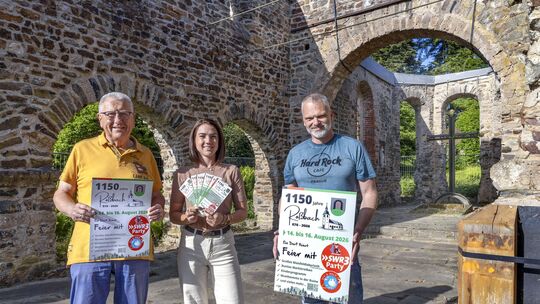 In der alten Kirchenruine in Roßbach präsentieren (von rechts) Ortsbürgermeister Torsten Schneider, die Beigeordnete Carolin Gey