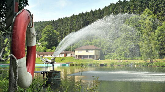 Das Naturfreibad Schinderweiher in Mudersbach begrüßt schon seit über 100 Jahren Badegäste aus der ganzen Region.