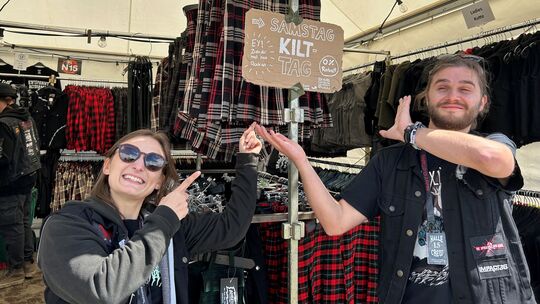 Das Textilunternehmen Halle 15 verkauft in der Atmos Area nicht nur Kilts: Die Mitarbeiter Lisa und Tobi rufen rund um die kulti