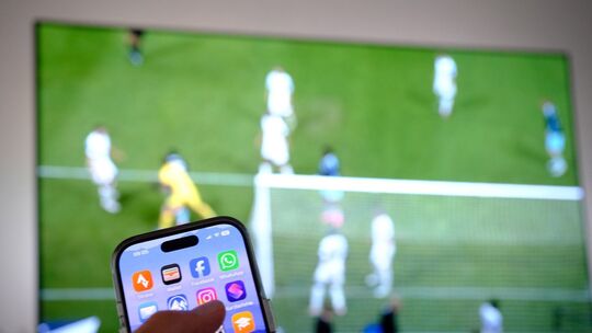 Smartphone-Daddeln beim Fernsehen Smartphone-Daddeln beim Fernsehen