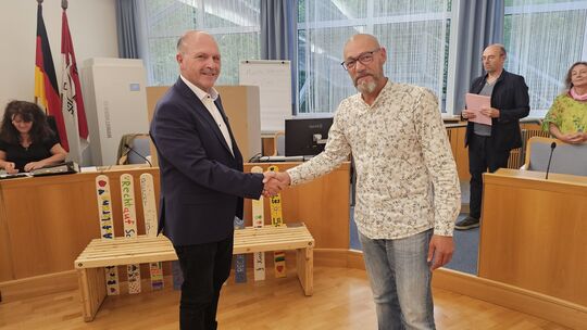 Bürgermeister Friedrich Marx (links im Bild) gratuliert Martin Lehmann zu seiner Wahl zum neuen Vorsitzenden des Beirats für Mig