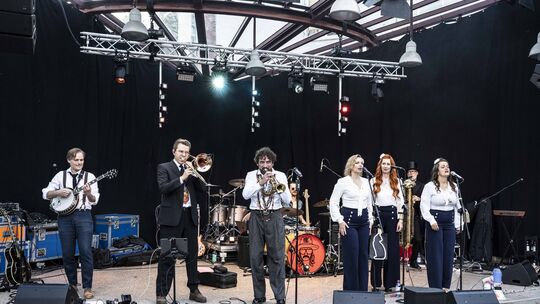 Die Whiskydenker und Die Katzen eröffneten die Jazztage auf der Schleiferplatz-Bühne.