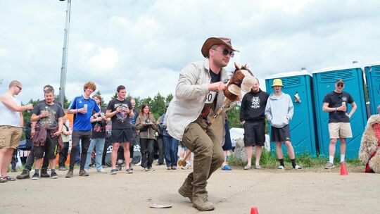 Hobby-Horsing ist wohl beliebt bei Rock am Ring: Das Turnier auf einem Weg in der Mitte der Campingplätze C1, C2 und C3 lockt vi