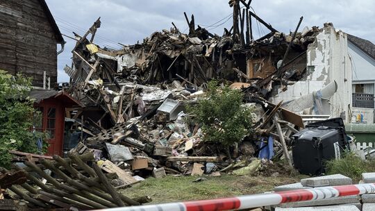Ein entsetzliches Bild bietet sich nach den Löscharbeiten: Das Wohnhaus in Altstrimmig ist völlig zerstört.