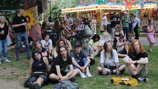 Viele zuschauer genossen die entspannte Atmosphäre des Festivals am Lahneck.