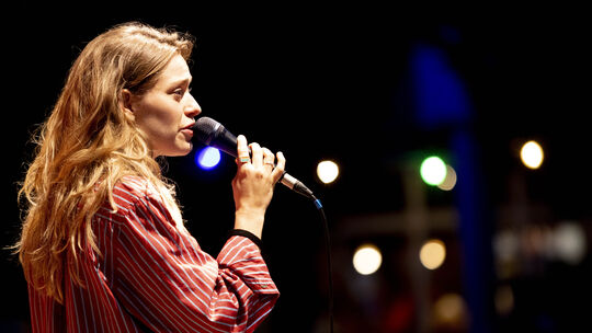 Elsa Steixner aus Wien schaffte es mit ihrer gleichnamigen Band, auch mit eher leisen Tönen die Zuhörer auf dem oft lauten Schle Elsa Steixner aus Wien schaffte es mit ihrer gleichnamigen Band, auch mit eher leisen Tönen die Zuhörer auf dem oft lauten Schle