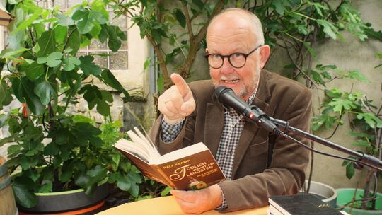 Mit einer schönen Auswahl von skurrilen Eifeler Mordgeschichten konnte der Bestsellerautor Ralf Kramp in Ediger-Eller seine Zuhö