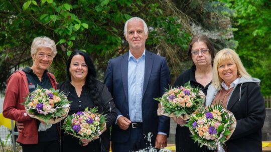 Ehrungen für lange Betriebszugehörigkeit - v.l.: Sylvia Feilbach (15 Jahre), Saskia Exner (25 Jahre), Bernd Meurer, Michaela Bau