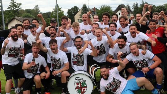 Die Fußballmannschaft des TuS Mayen jubelt nach dem 2:1-Sieg gegen die SG Betzdorf über den Aufstieg in die Rheinlandliga.