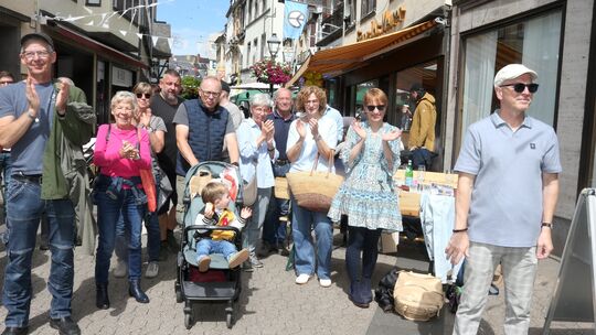 Auf Einladung der Brückengemeinschaft wurde die Brückenstraße am Samstag zum 58. Mal zum großen, heimischen Wohnzimmer. Die Besu
