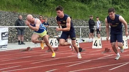 Der Start des 100-Meter-Rennens der Männer. Auf Bahn 1 sprintet der Schmidthachenbacher Lennox Düren (TuS Kirn) los. Auf Bahn 3