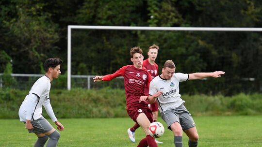 Paul Frank (vorne, rotes Trikot, im Zweikampf mit Elberts Jannik Hennemann) kehrt mit den Sportfreunden Bad Ems nach nur einjähr