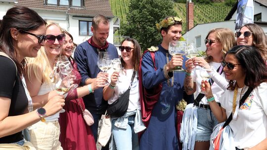 Viel los beim Weingut von Geburtstagskind Gotthard Emmerich, da durfte auch die Leutesdorfer Weinmajestäten nicht fehlen.