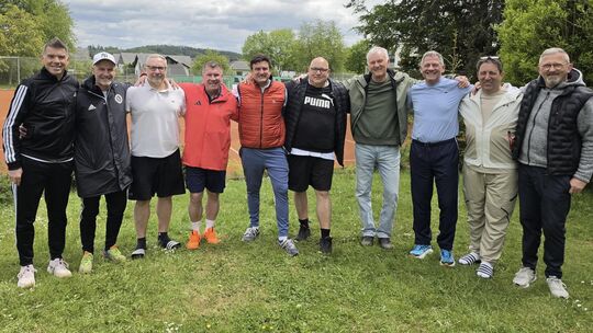 Die Männer 50 des TC Idar-Oberstein sind Meister in der A-Klasse und steigen damit in die Rheinlandliga auf. Die Männer 50 des TC Idar-Oberstein sind Meister in der A-Klasse und steigen damit in die Rheinlandliga auf.
