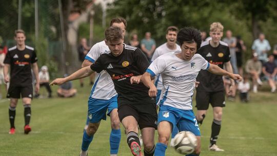 Nico Praß (beim Schuss) und die SG Meisenheim mussten sich dem SV Büchelberg geschlagen geben. Ein Erlebnis war das Fußballfest