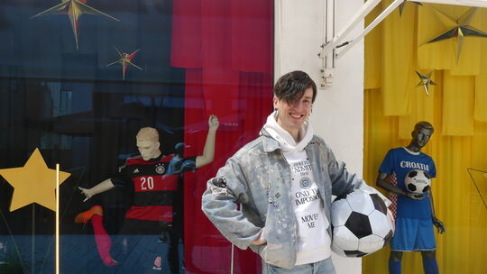 Patrick Wild hat bei seinem neuesten Projekt das Schaufenster des Modehauses Bärtels dekoriert, das in den Abendstunden noch von
