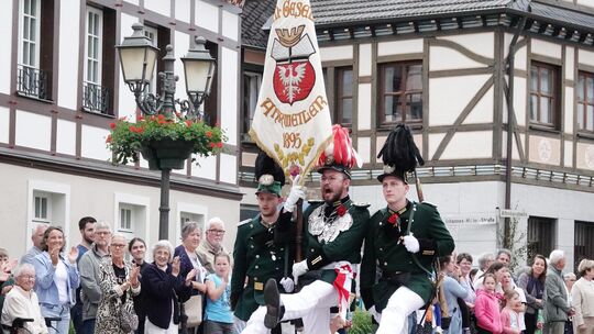 Fähnrich Moritz Kelter marschierte mit schwerer Fahne.