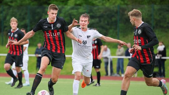 Ellingens Niklas Fogel (weißes Trikot) versucht hier zu verhindern, dass Niklas Hölper seinen Mitspieler Michael Löwen in Szene Ellingens Niklas Fogel (weißes Trikot) versucht hier zu verhindern, dass Niklas Hölper seinen Mitspieler Michael Löwen in Szene