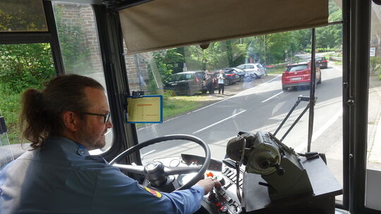 Stefan Richter vom TMS Traditionsbus Mark-Sauerland aus Lüdenscheid ist stolz auf diesen Bus, der 1984 für die Berliner Verkehrs