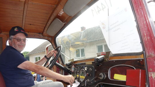 Ewald Fuchs von der Freiwillige Feuerwehr Sinzig mag die einfache aber zuverlässige Technik dieses alten Löschgruppenfahrzeugs,