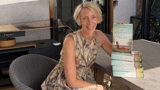 Die Autorin Sonja Roos mit ihrem frisch erschienenen Roman "Das Geheimnis der Frauen".