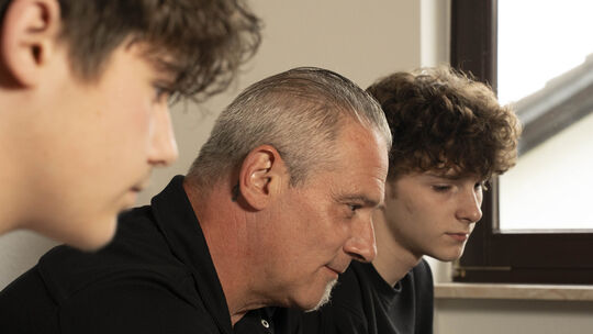 Oliver Freitag, Sohn Julian (links) und dessen Kumpel Nikita freuen sich über die Weiterentwicklung ihres Systems in Kooperation