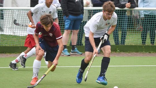 Die U16 des VfL Bad Kreuznach, in der auch KHCler spielen, wusste beim Heimturnier zu überzeugen. Das Team (weiße Trikots, im Du