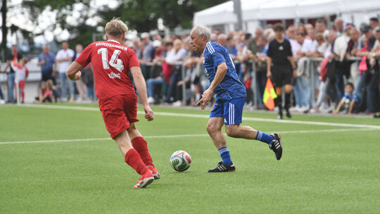 Olaf Thon (am Ball) war für den FC Schalke 04 im Spiel beim SV Hundsangen (links Marc König) mit viel Eifer bei der Sache.