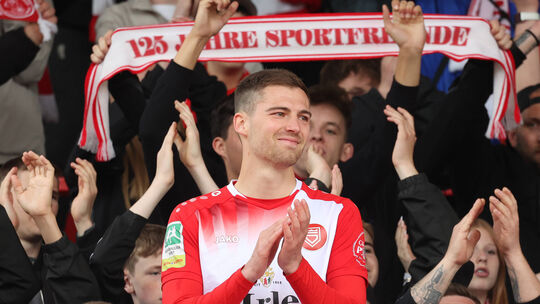 Im letzten Heim- und Saisonspiel der Sportfreunde Siegen durfte Jannik Krämer noch einmal die Kapitänsbinde tragen und wurde bei