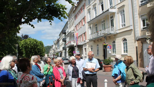 Bei der Führung hielt die Gruppe um Hans-Jürgen Sarholz in der Römerstraße am Kurpark, wo die Wasserversorgung und die Anfänge d