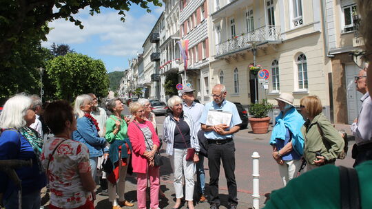 Bei der Führung hielt die Gruppe um Hans-Jürgen Sarholz in der Römerstraße am Kurpark, wo die Wasserversorgung und die Anfänge d