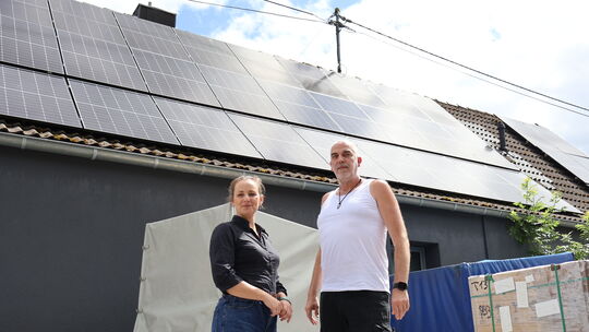 Solarbotschafter Kai Krähling (rechts) arbeitet gut mit Kreis-Klimaschutzmanagerin Janine Sieben zusammen. Das Projekt zielt dar