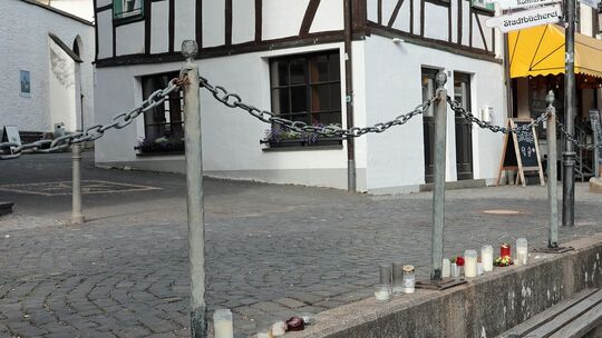 Kerzen für die 29-jährige Frau aus Wirft, die am Freitag, 29. Mai, mutmaßlich von ihrem Ex-Mann so schwer mit Stichen verletzt w