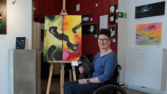 Katja Kerschgens an einem ihrer farbenfrohen Werke
