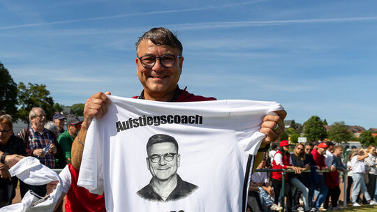 Michael "Turbo" Rodenbusch strahlt. Zum Abschluss seiner Trainerkarriere ist er noch einmal zum "Aufstiegscoach" mit eigenem T-S