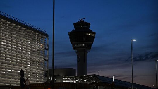 Flughafen München stellt Betrieb ein Flughafen München stellt Betrieb ein
