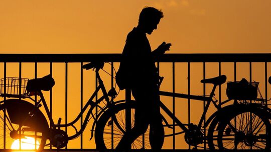 Ein Mann blickt auf sein Smartphone