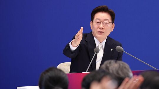Lee hält Pressekonferenz zum 1. Jahrestag seiner Amtseinführung
