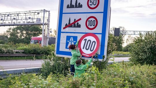 Greenpeace-Aktion für Tempolimit auf Autobahnen Greenpeace-Aktion für Tempolimit auf Autobahnen