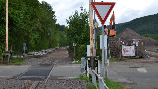 Gigantische Schotterberge, so wie hier in Schweppenhausen (rechts), werden angeliefert und dann auf das abgetragene Gleisbett (l
