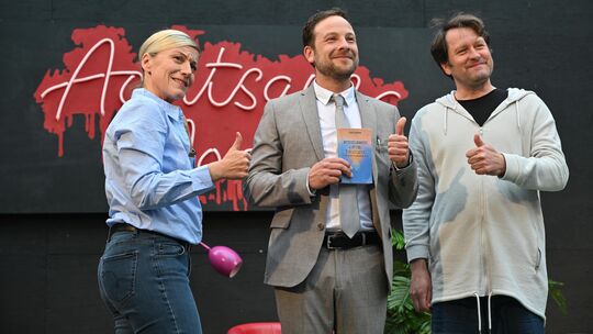 Mit Achtsamkeit geht alles besser - und mit diesem starken Trio in "Achtsam morden" in Mayen: Franziska Beyer, Martin Geisen und