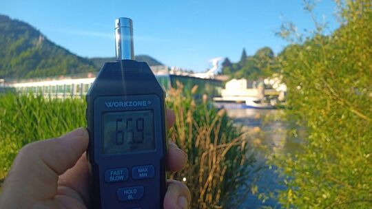 Dieses Bild hat Anwohner Julian Stolte vor einem Flusskreuzfahrtschiff an der Mosel aufgenommen. 65,9 Dezibel zeigt das Messgerä