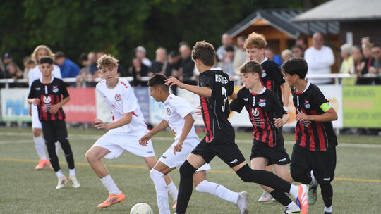 BEN-Angreifer Nasim Alhamidi (am Ball) hielt die C2 der Eisbachtaler mit seinen unbekümmerten Dribblings jederzeit in Atem.