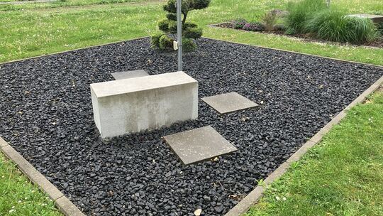 Das Schotterbeet ist einem typischen Schottergarten mit Kies, Betonelementen und wenig Grün nachempfunden. Das Schotterbeet ist einem typischen Schottergarten mit Kies, Betonelementen und wenig Grün nachempfunden.