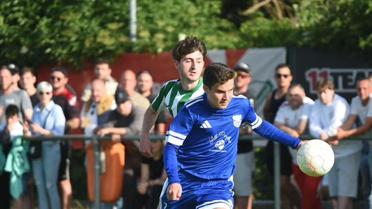Auf Ben von der Weiden (blaues Trikot) und den FSV Bretzenheim dürfen sich die Vereine der A-Klasse Bad Kreuznach in der nächste