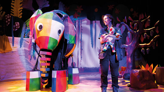 Elmar und Miriam (Magali Vogel) auf der Bühne des Jungen Theaters Bonn