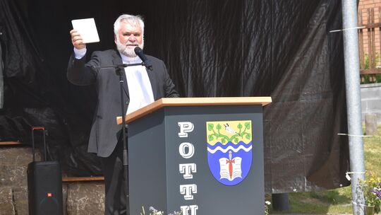 Pfarrer Ralf Hufsky mit dem Schlussstein, den Bischof Georg Bätzing bei der Weihe des Altars einsetzen wird.