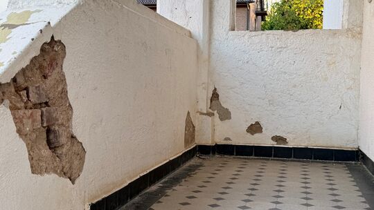 Nicht nur im Eingangsbereich der Alten Schule bröckelt es gewaltig.