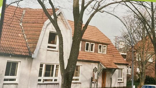 Barbara M. öffnet ihr privates Fotoalbum. In diesem Kinderheim in Sankt Peter-Ording war sie als Achtjährige vier Wochen lang. E